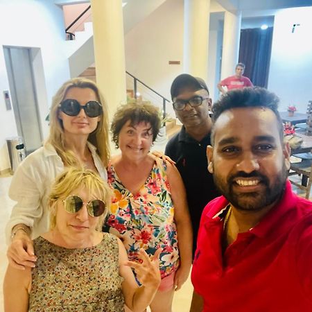Lucky Transit Hotel - Katunayake Airport Bagian luar foto