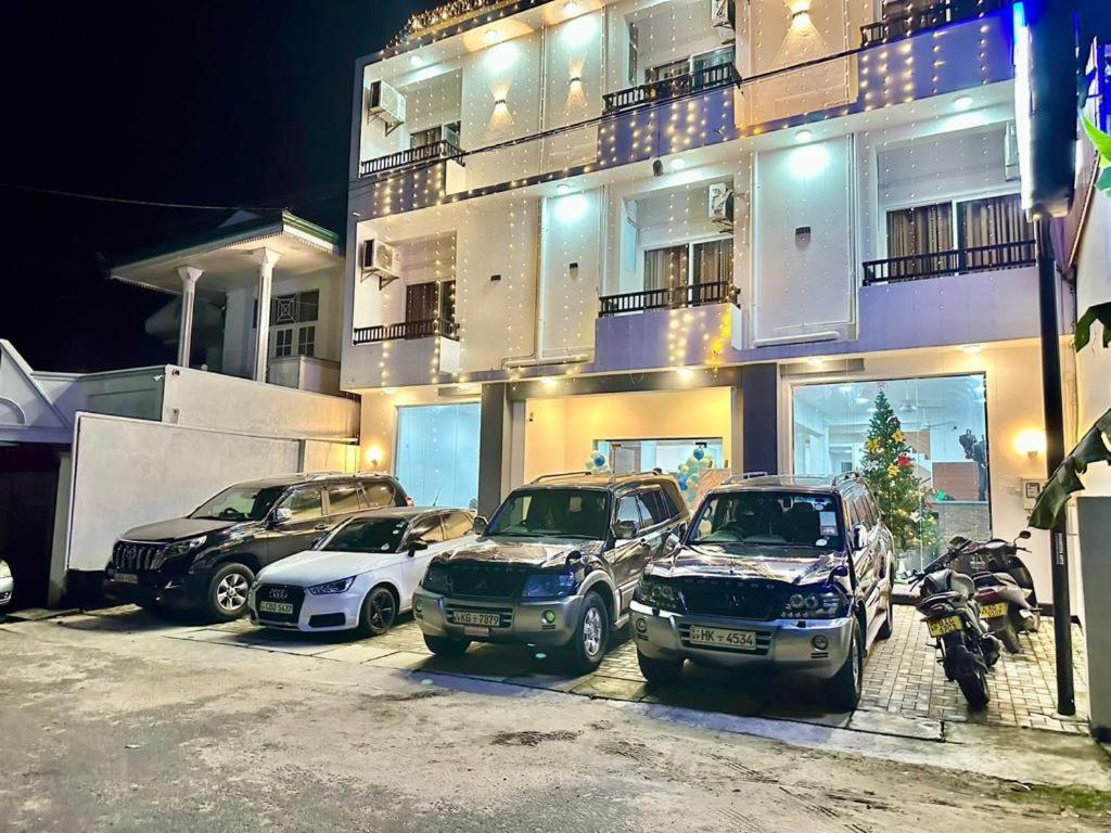 Lucky Transit Hotel - Katunayake Airport Bagian luar foto