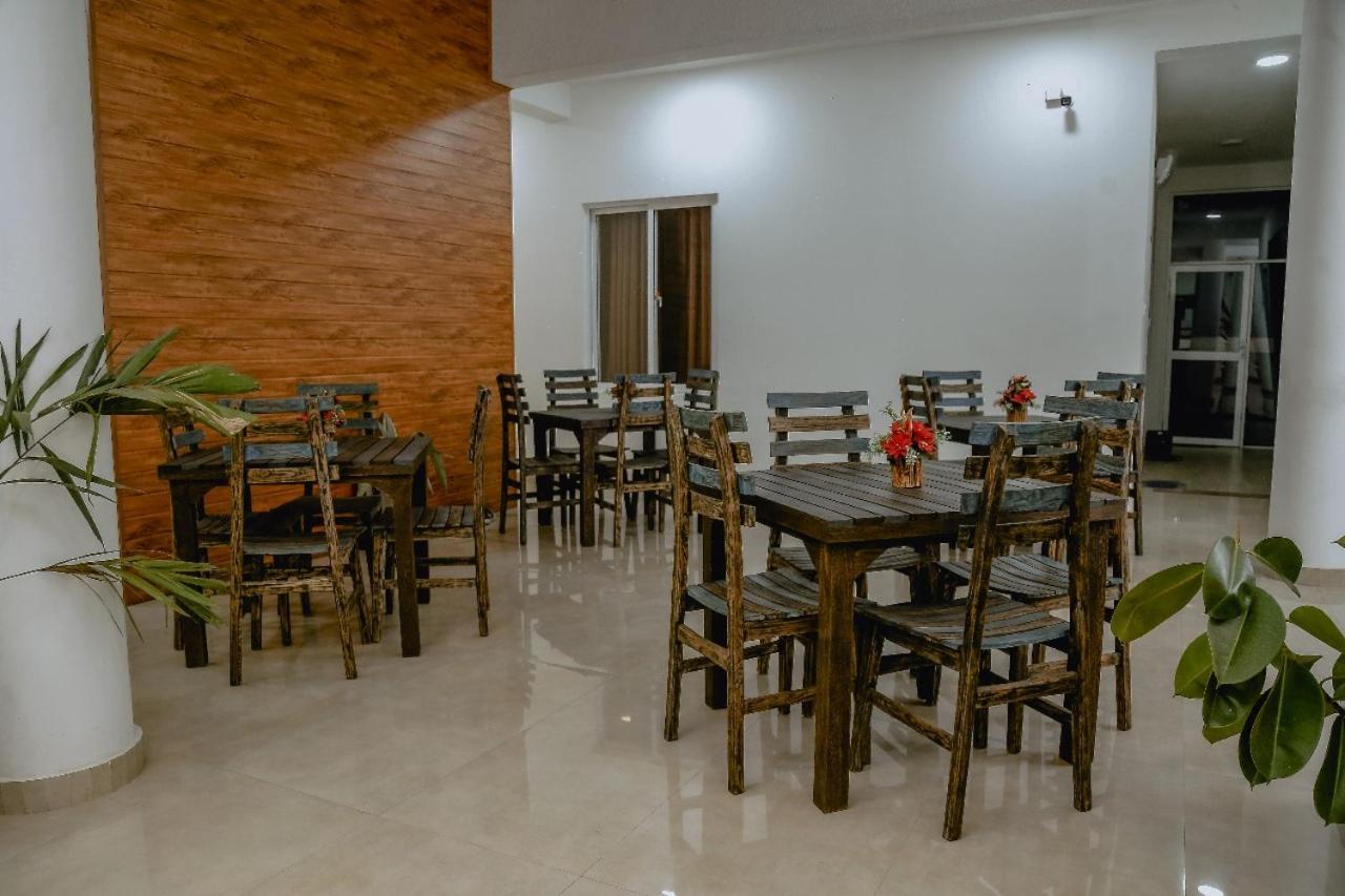 Lucky Transit Hotel - Katunayake Airport Bagian luar foto