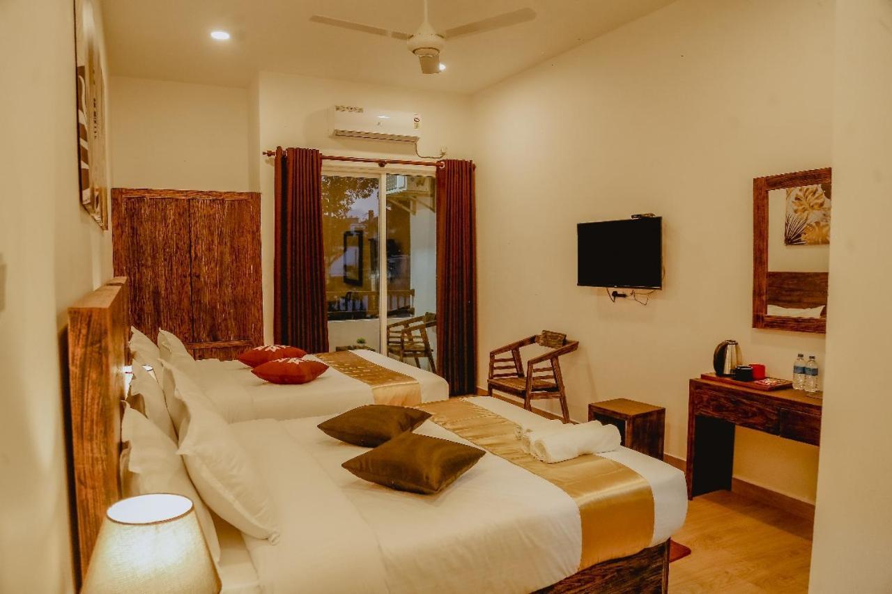Lucky Transit Hotel - Katunayake Airport Bagian luar foto