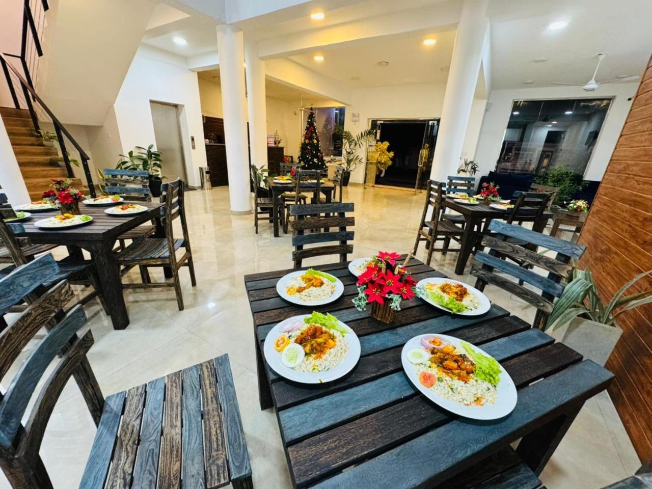 Lucky Transit Hotel - Katunayake Airport Bagian luar foto