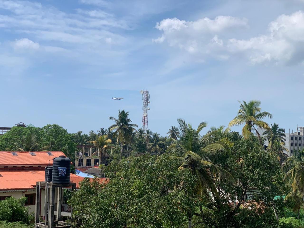 Lucky Transit Hotel - Katunayake Airport Bagian luar foto