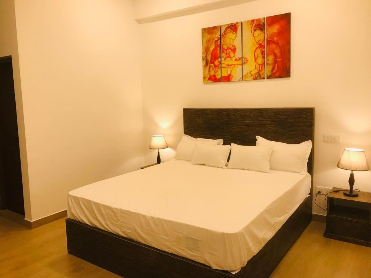 Lucky Transit Hotel - Katunayake Airport Bagian luar foto